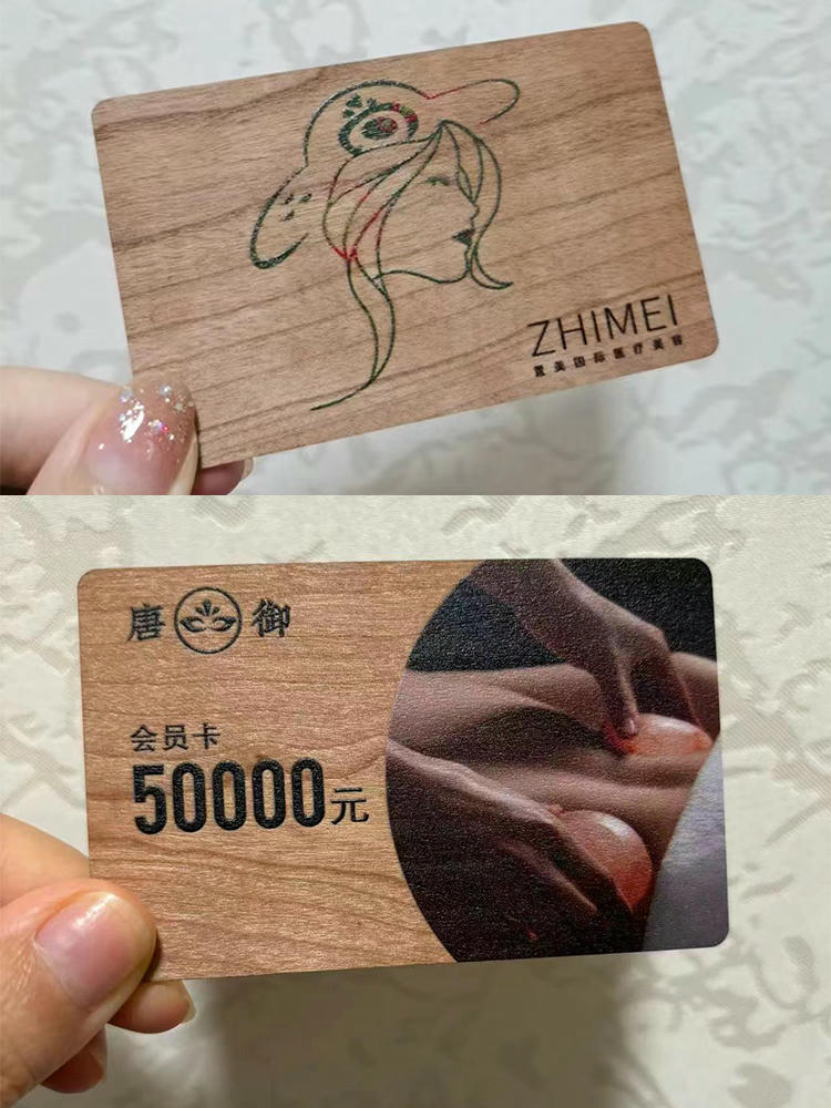 Presentación de tarjetas de madera de roble en un embalaje de aspecto natural y acabado prémium