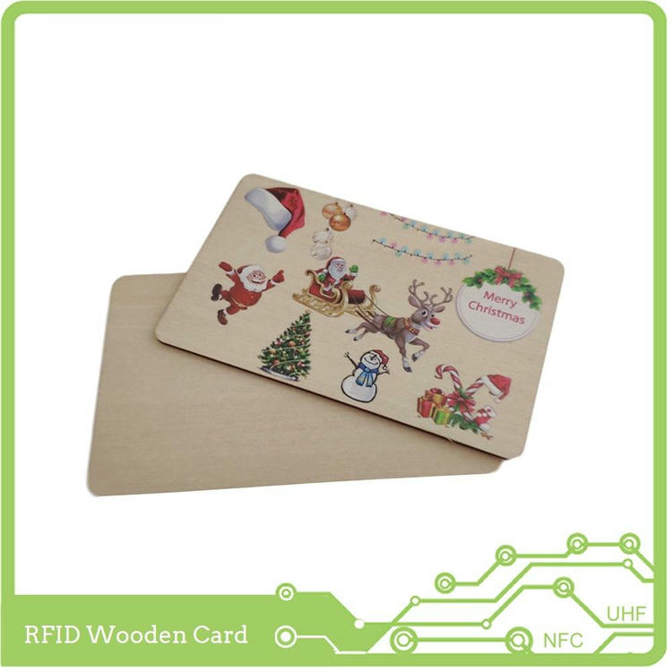 Comparación visual de las ventajas de las tarjetas de madera frente a las tarjetas tradicionales de plástico.