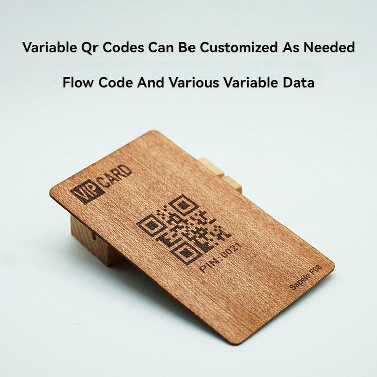 Tarjeta RFID de madera interactuando con un teléfono móvil o una interfaz digital para mostrar sus funciones inteligentes.