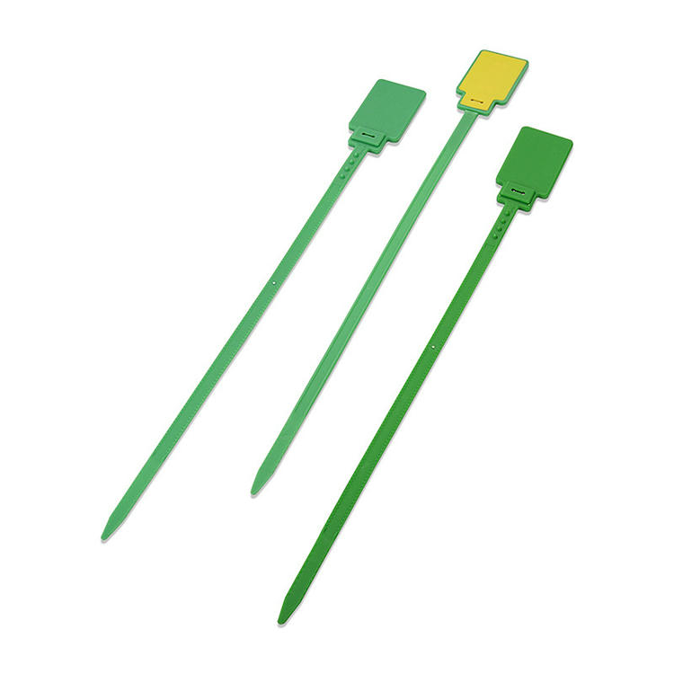 Vista superior de tres etiquetas RFID tipo brida modelo Z33230-1 con tiras verdes extendidas y cabezales de varios colores listas para etiquetar sobre el terreno.