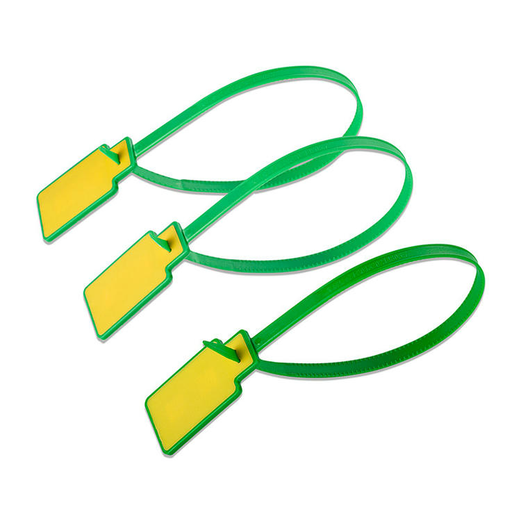 Tres etiquetas RFID tipo brida modelo Z33230-1 sobre blanco que muestran tiras verdes y paneles amarillos para seguimiento de activos en condiciones exigentes.