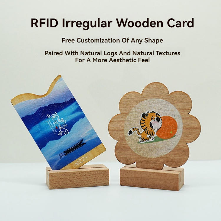 Tarjeta RFID de madera utilizada para abrir la puerta de una habitación de hotel en una aplicación real del sector hotelero.