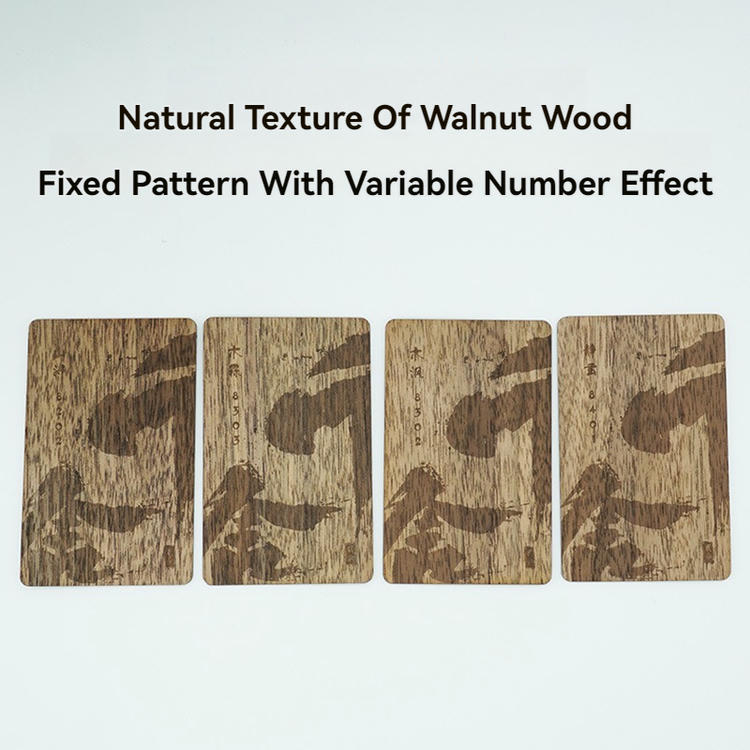 Tarjeta de madera utilizada en una operación NFC para mostrar su compatibilidad con aplicaciones modernas sin contacto.