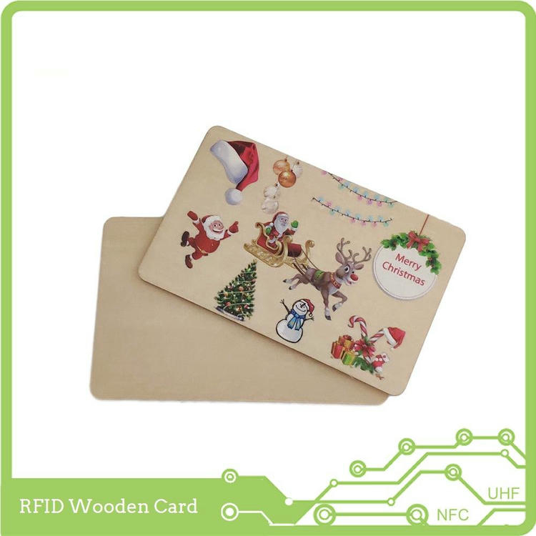 Presentación de embalaje premium para tarjetas de roble, con cajas personalizadas y material informativo.