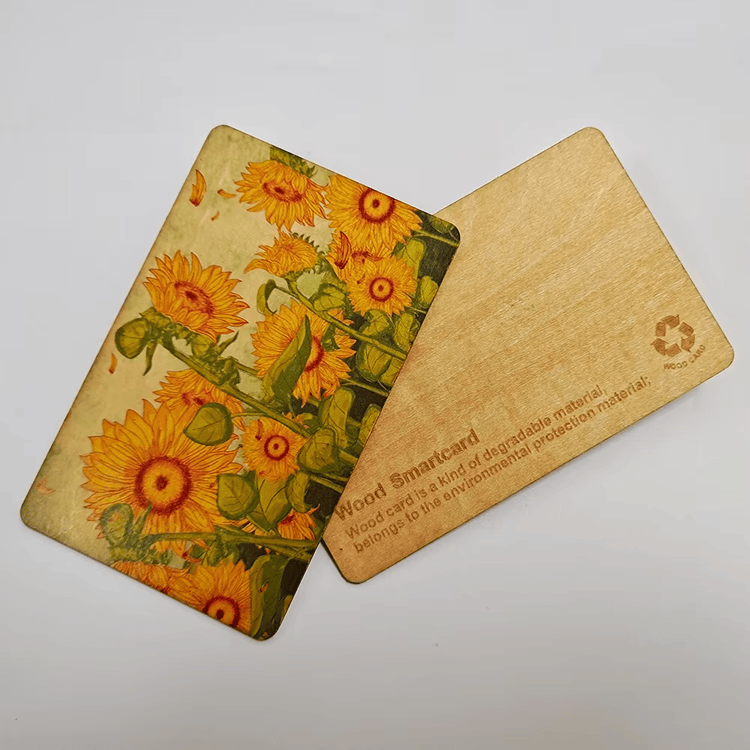 Tarjetas regalo personalizadas de madera de arce para promociones de marca mostradas desde una perspectiva de control de acceso seguro para aplicaciones de Tarjetas de madera.
