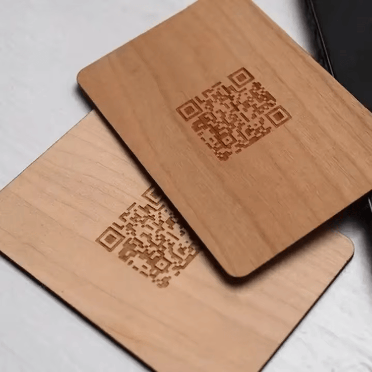 Esta imagen muestra las Tarjetas RFID de Madera Personalizadas con logotipo impreso para aplicaciones de Tarjetas de madera.