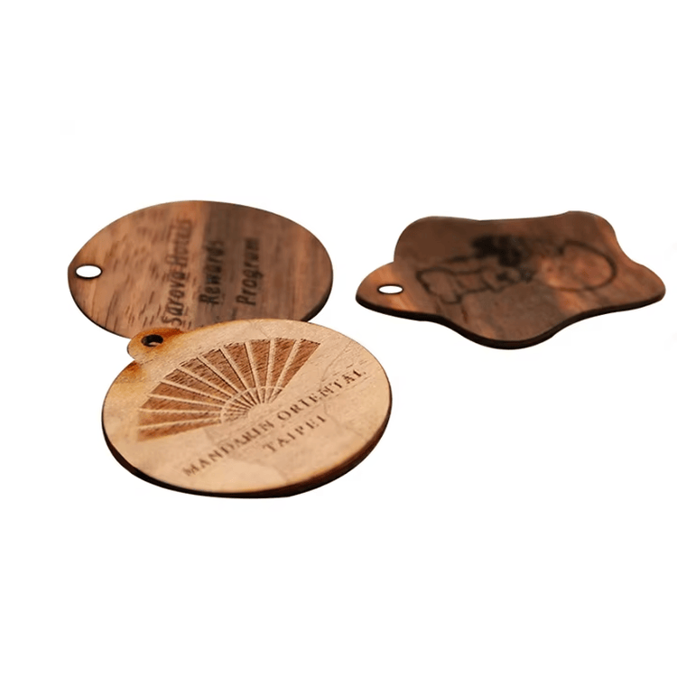 Tarjetas promocionales de madera RFID personalizadas mostrando el proceso de impresión para aplicaciones Tarjetas de madera.