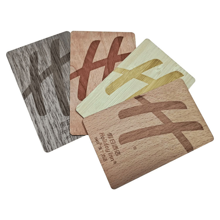 Tarjetas RFID de madera grabadas para resorts mostradas con detalle del chip para compradores que comparan soluciones Tarjetas de madera.