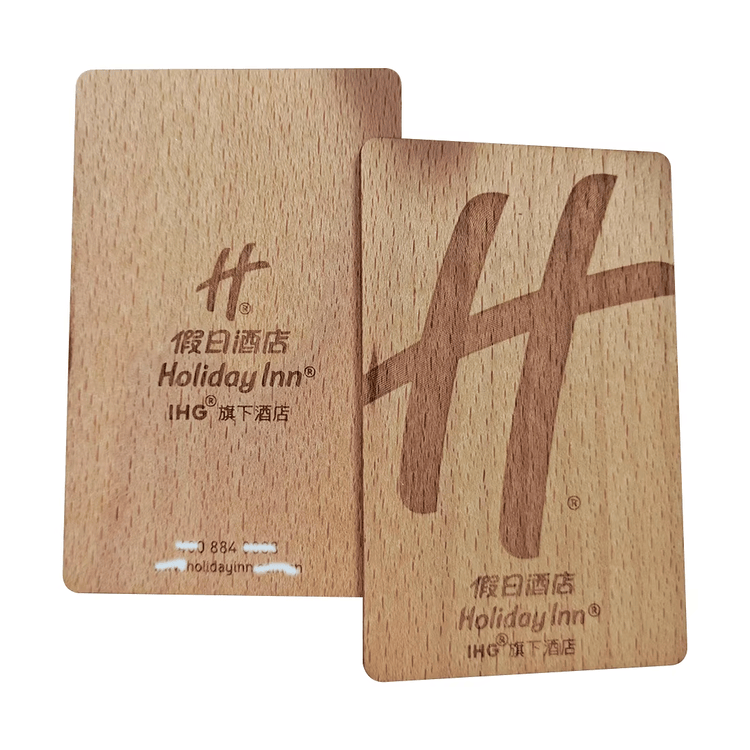 Foto del producto Tarjetas RFID de madera grabadas para resorts mostrando el escaneo sin contacto en la categoría Tarjetas de madera.