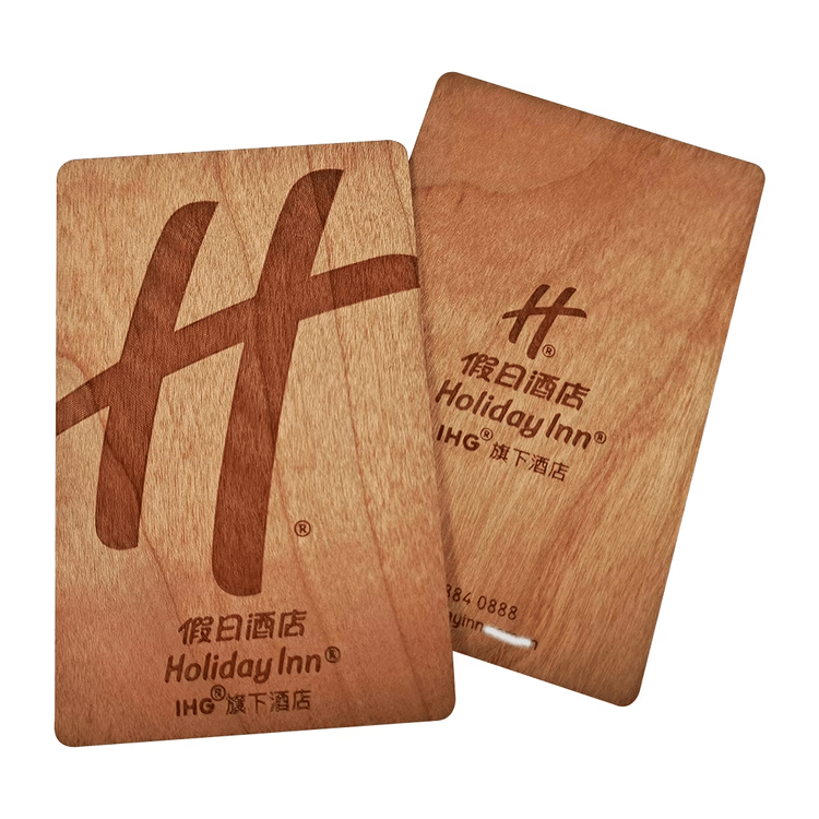 Tarjetas RFID de madera grabadas para resorts mostradas con enfoque en el acabado del material para proyectos de Tarjetas de madera.