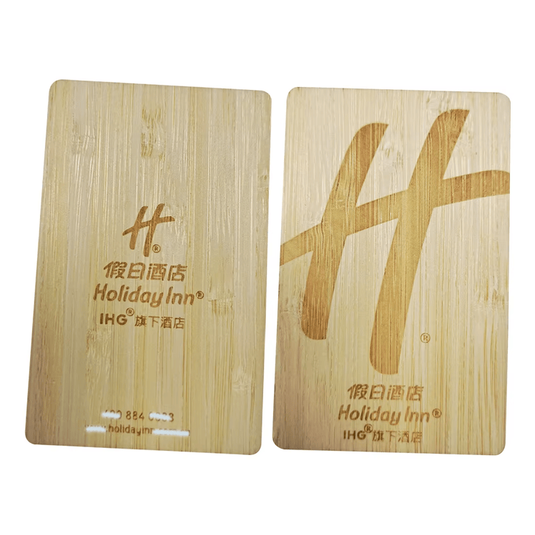 Tarjetas RFID de madera grabadas para resorts mostradas con enfoque en el logotipo impreso para proyectos de Tarjetas de madera.