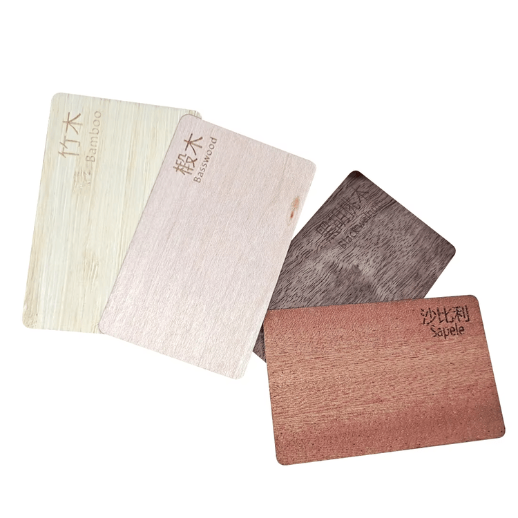 Tarjetas RFID de madera grabadas para resorts mostradas desde una perspectiva clara de control de acceso seguro para aplicaciones de Tarjetas de madera.