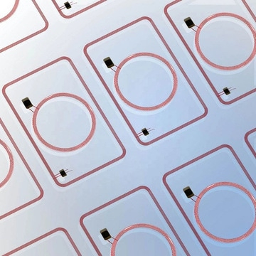 Muestras de tarjetas y etiquetas de fidelización con inlays RFID prelaminados internos para el almacenamiento seguro de datos.