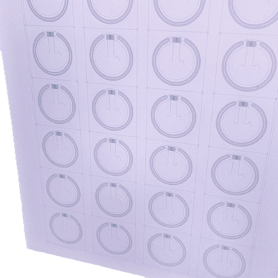 Diseños de antenas de alta frecuencia sobre una lámina de inlay RFID prelaminada para una lectura de datos rápida y segura.