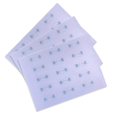 Distribución de antenas de frecuencia ultraalta sobre una lámina de inlay RFID prelaminada para identificación a mayor distancia.