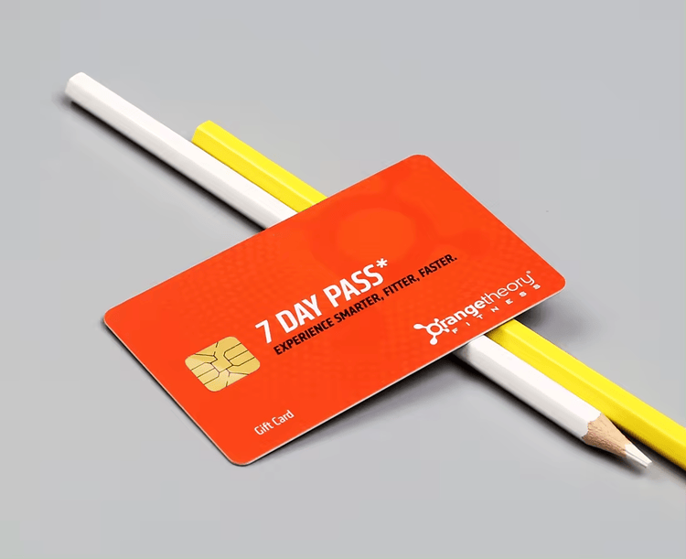 Tarjetas personalizadas con chip de contacto para identificación segura, mostradas con logotipo impreso.