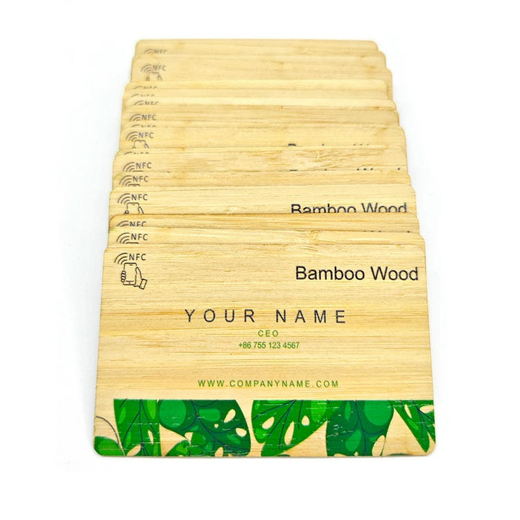 Foto del producto tarjetas RFID de madera de sapeli personalizadas mostrando el escaneo sin contacto dentro de la categoría de tarjetas de madera.