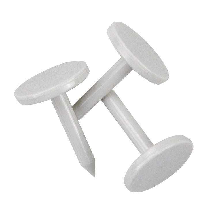 Esta imagen muestra tres etiquetas RFID tipo clavo NAIL06-6 blancas superpuestas para presentar la forma del producto para marcado de activos en exteriores.