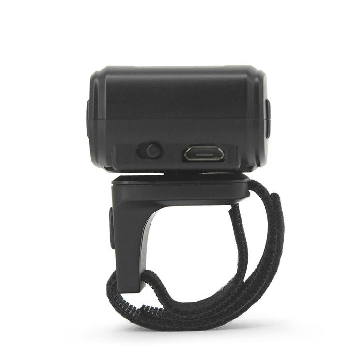 Una vista lateral del lector de códigos de barras vestible R68 destaca la forma ergonómica de anillo y el botón de lectura situado para acceso fácil con el pulgar.