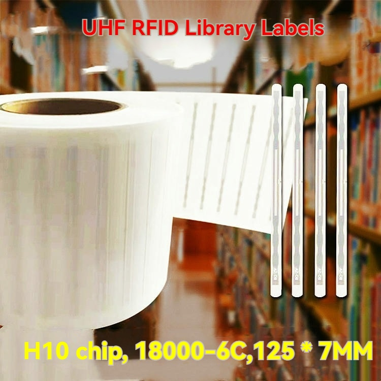 Imagen promocional de tiras de etiquetas RFID para bibliotecas junto a un rollo, con la indicación del chip H10 sobre un fondo de biblioteca desenfocado.