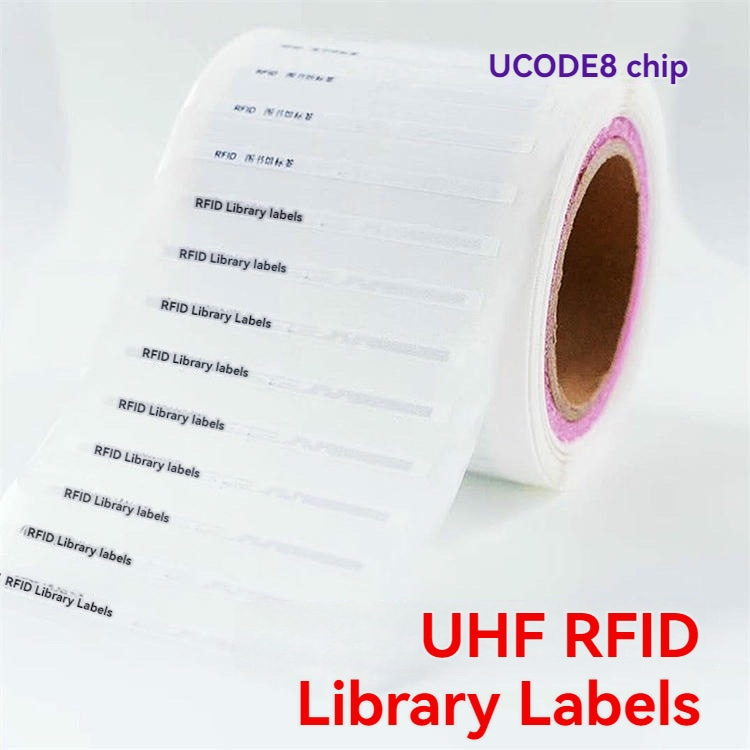 Imagen comercial de un rollo impreso de etiquetas RFID para bibliotecas con referencia al chip UCODE8 sobre fondo blanco.