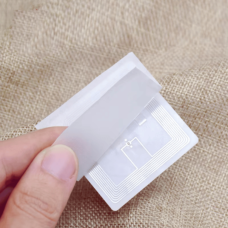 Esta imagen muestra la impresión de códigos de barras de la Etiqueta RFID HF para Control de Inventario Minorista para aplicaciones de Etiquetas RFID HF.
