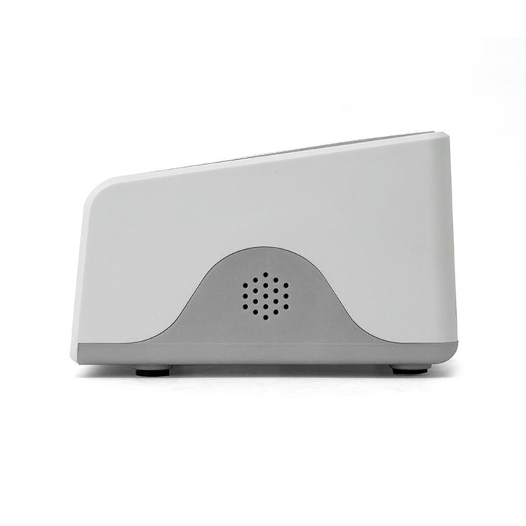 Perfil lateral del escáner de pago con voz R49 con contorno inclinado del cuerpo y perforaciones del altavoz y pies de la base.