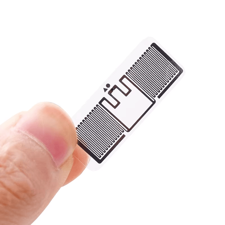 Etiquetas RFID UHF para balizas de ubicación en almacenes mostrando el detalle del chip para compradores que comparan soluciones RFID UHF.