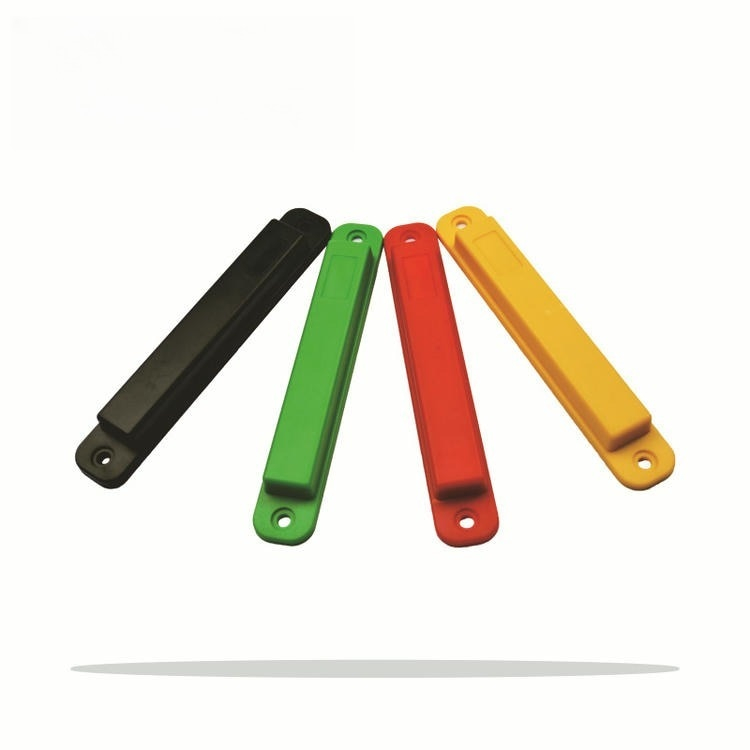 Etiquetas RFID ABS sobre metal para seguimiento de flotas de alquiler mostradas con superficie premium para aplicaciones de Etiquetas RFID ABS sobre metal.