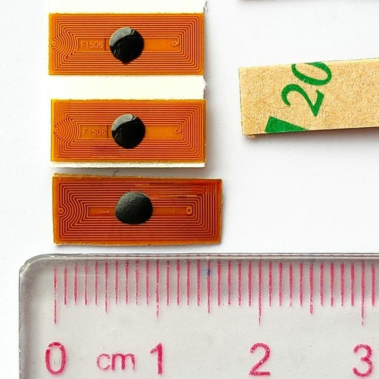 Colección de microetiquetas rfid de fpc en varios tamaños redondos para mostrar opciones de personalización según las necesidades de distintos productos de lujo.
