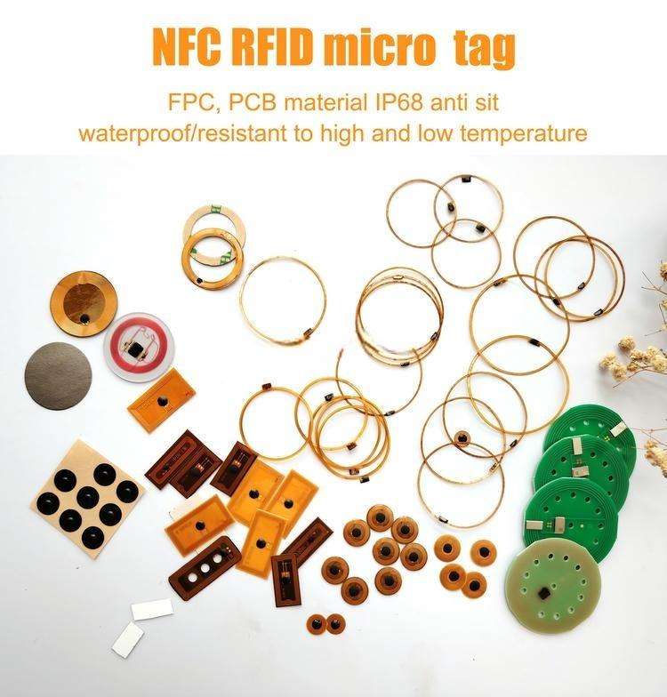 Primer plano de la etiqueta nfc de fpc que muestra la estructura de antena doble de cobre de alta precisión diseñada para lectura fiable.
