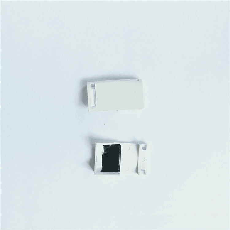 Lote de etiquetas RFID blancas de Nylon PA66 embaladas para su envío e implantación industrial a gran escala.