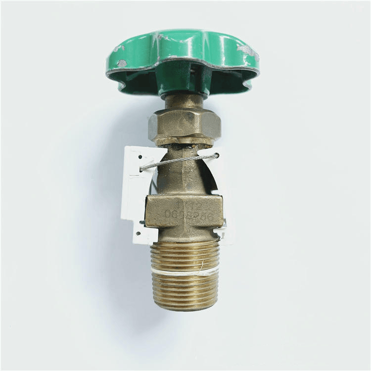 Cilindro de gas industrial almacenado en una estantería y equipado con una etiqueta RFID para controlar el inventario, las inspecciones y el cumplimiento de los procedimientos de seguridad.