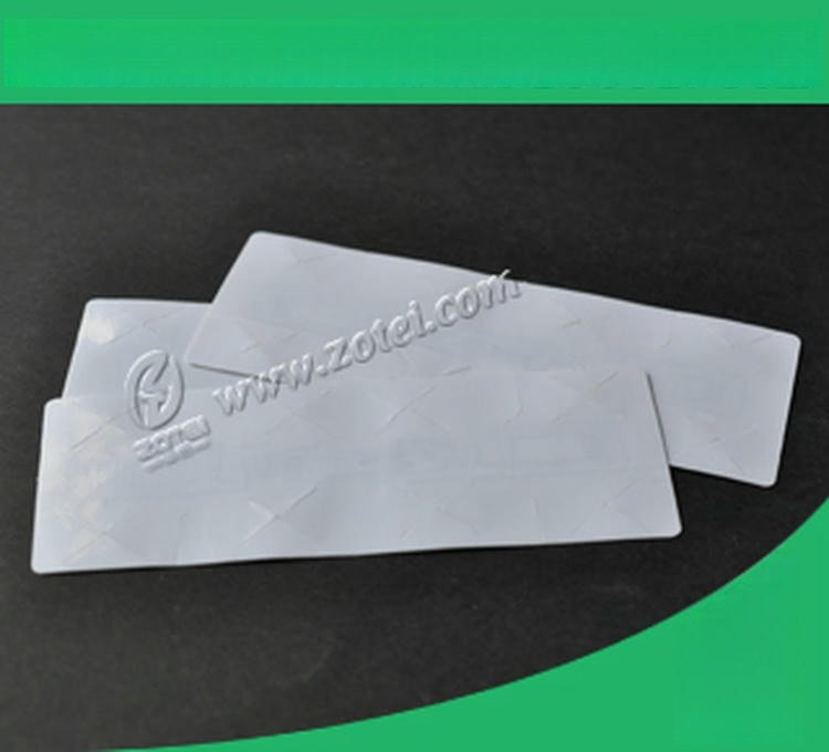 Etiquetas RFID UHF para parabrisas desplegadas en abanico, con un diseño adhesivo destinado a la identificación de vehículos.