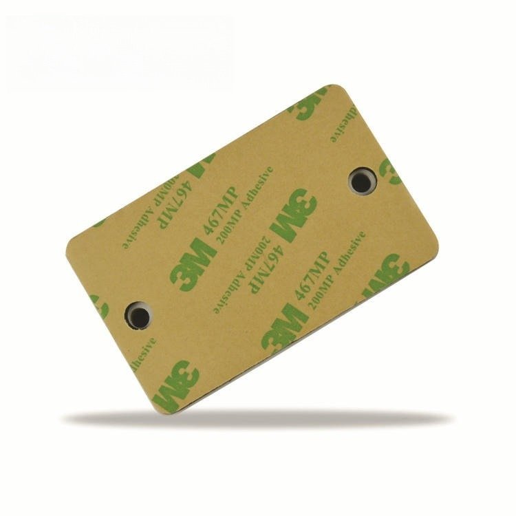Etiquetas RFID ABS sobre Metal para Seguimiento WIP mostradas con detalle de corte láser para aplicaciones industriales.