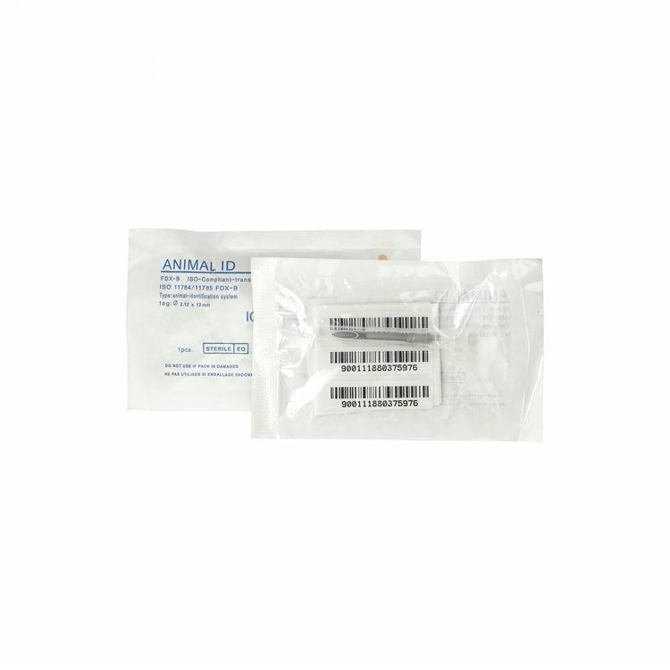 Imagen de bolsa estéril de microchip animal con tiras impresas de etiquetas de identificación para asociarlas a la etiqueta RFID de biovidrio implantada.