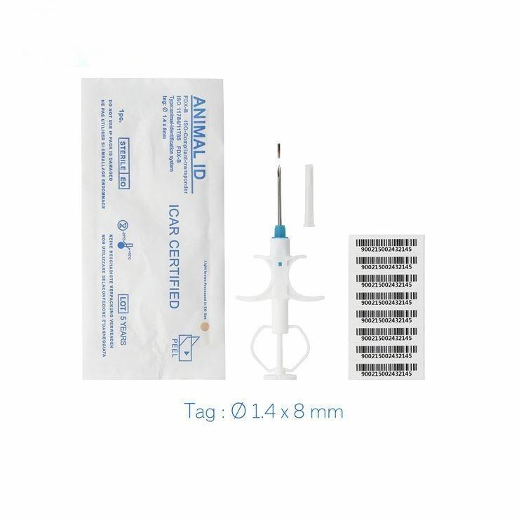Disposición de kit de jeringa estéril con aplicador inyector y adhesivos de identificación con código de barras para etiqueta de microchip RFID animal.