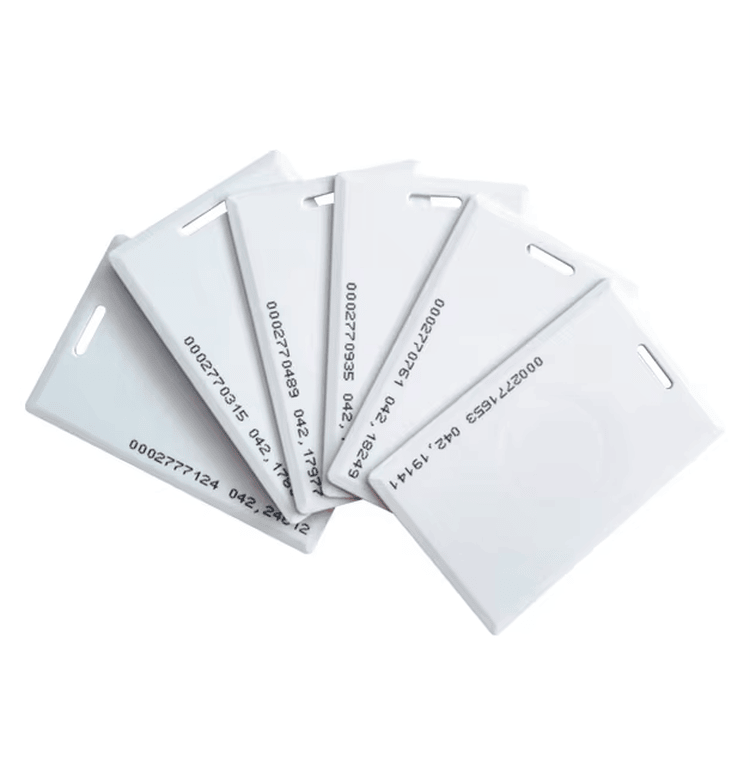 Varias tarjetas rígidas gruesas de proximidad de ABS blancas ideales para gestión segura de identidad de empleados y entrada a oficinas.