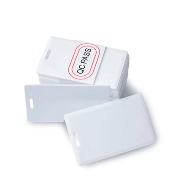 Tarjetas clamshell blancas de proximidad utilizadas en una biblioteca para identificar a los usuarios y automatizar el préstamo de libros.
