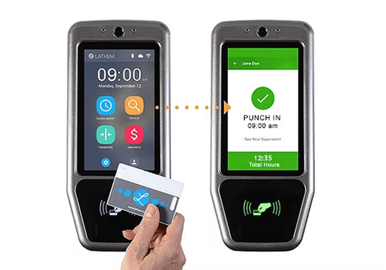 Tarjetas clamshell RFID utilizadas en una barrera de aparcamiento para demostrar una autorización de acceso rápida y fiable.