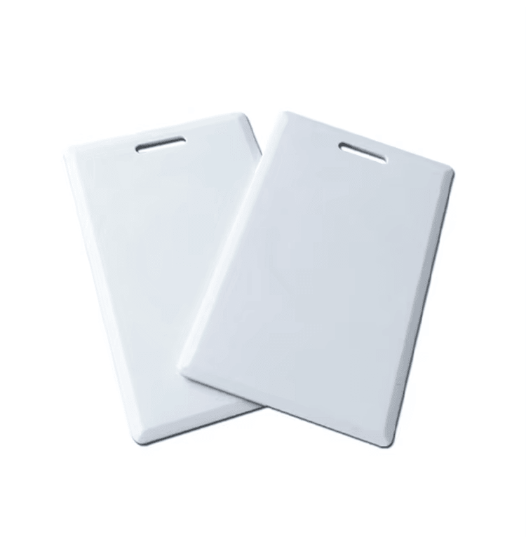 Tarjetas RFID rígidas profesionales de ABS con ranura preperforada para sujeción sencilla a cintas para el cuello o clips de credencial.