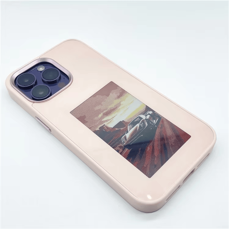 Vista en ángulo del reverso de la funda NFC de teléfono con panel E Ink colocado dentro de una carcasa lisa.