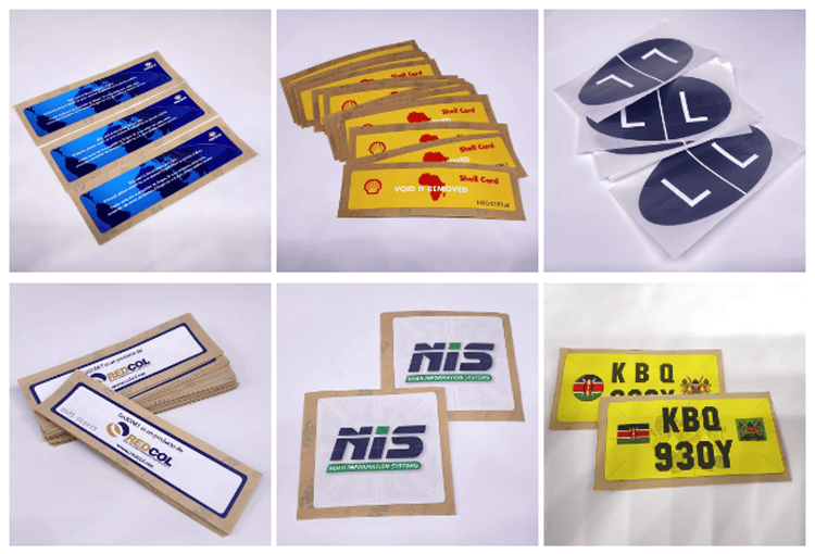 Composición con varios diseños personalizados de etiquetas RFID UHF para parabrisas, incluidos formatos cuadrados y ovalados.