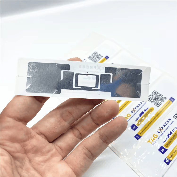 Vista posterior de la antena inlay de una etiqueta RFID UHF para parabrisas, mostrando su posición dentro de la etiqueta.
