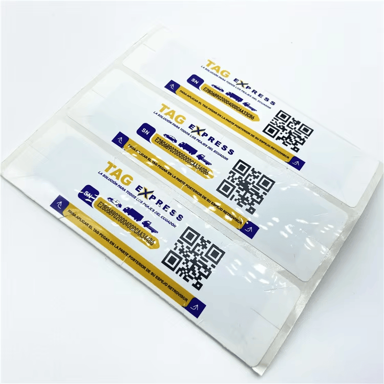 Hoja con tres etiquetas RFID UHF para parabrisas, códigos QR, números de serie y formato rectangular alargado.