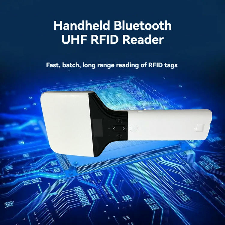 Primer plano de la antena polarizada lineal integrada del lector portátil ZK-RFID-A100 para una transmisión RF optimizada.