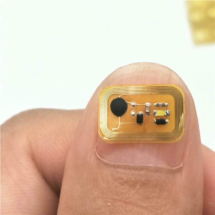 Manicura inteligente DIY terminada con el accesorio NFC protegido bajo una capa transparente de acabado
