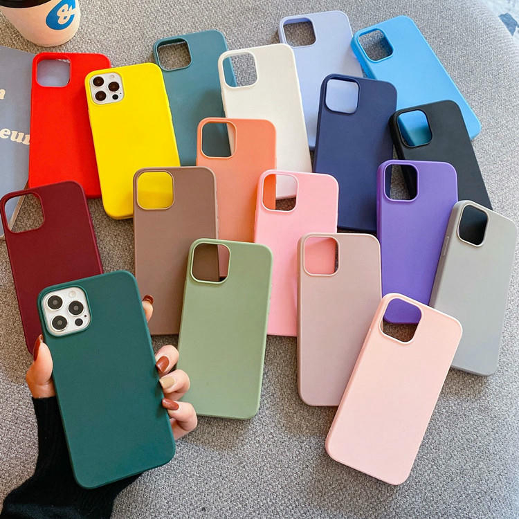 Fabricada en silicona suave, esta funda protectora ayuda a absorber impactos y protege el teléfono frente a caídas accidentales