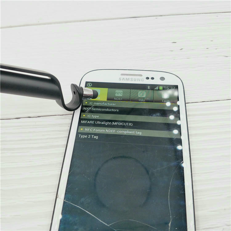El clip superior funciona como soporte plegable para colocar el teléfono horizontalmente sobre una superficie plana.