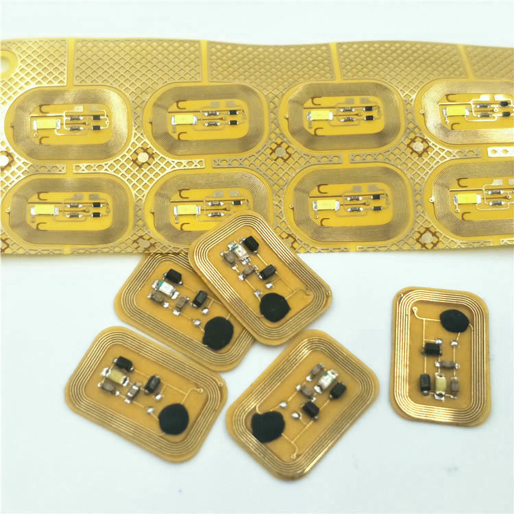 Vista lateral de la etiqueta NFC inteligente para uñas que muestra su estructura fina y discreta